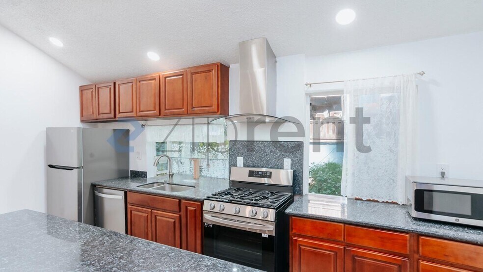 Building Photo - Unit single home