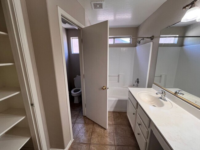 Building Photo - 4872 E Whitehall Dr