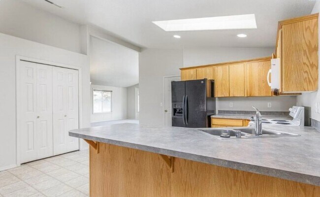 Building Photo - Stunning 3 Bedroom in West Pasco with RV Parking!!