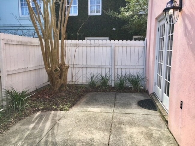 Building Photo - Downtown Town House - Steps to the Battery, Colonial Lake and King Street!