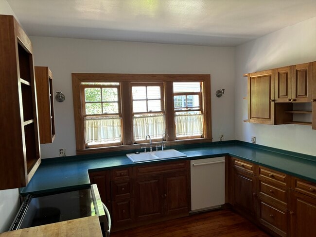 Building Photo - 6448 Benvenue Ave