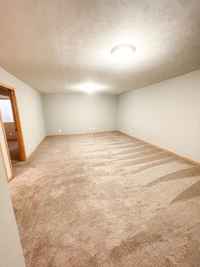 Building Photo - 3 Bedroom & 3 Bathroom Townhouse for Rent!