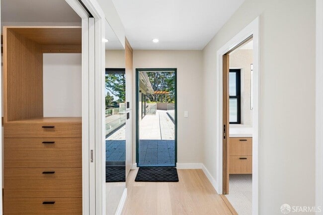 Building Photo - 1435 Lakeview Dr