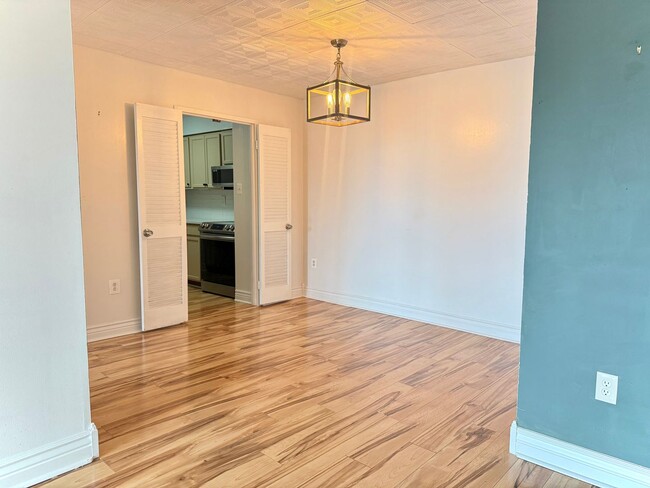 Building Photo - Spacious Condo—Utilities and Parking Included!