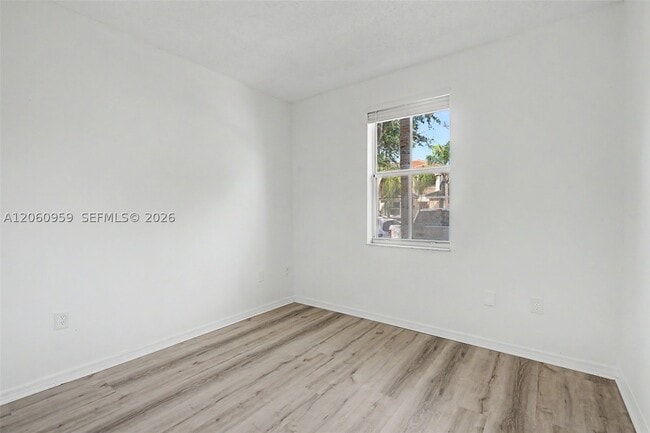 Building Photo - 975 NE 42nd Ave