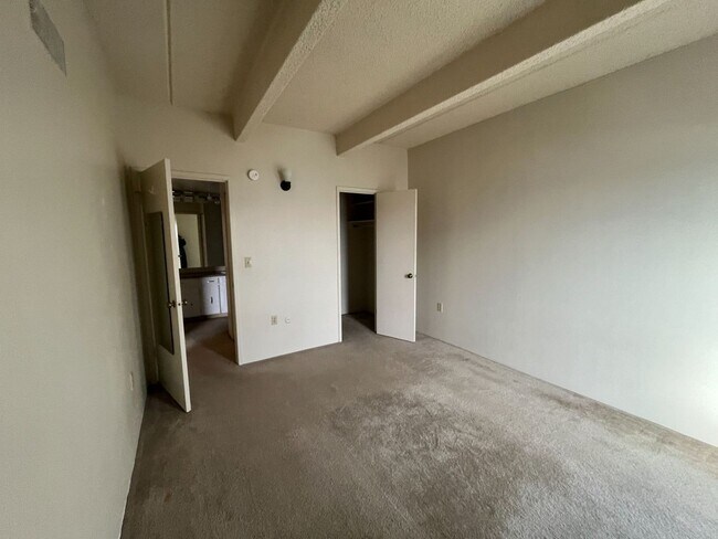 Building Photo - 551 N Pearl St