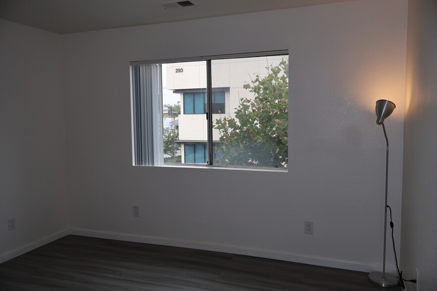 Building Photo - 1323 W Palmyra Ave