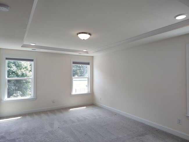 Building Photo - Charming End Unit Townhome located in the ...