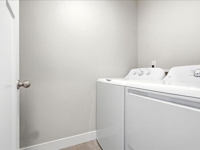 Building Photo - Herriman Lovely 3 bed, 2.5 bath Townhome