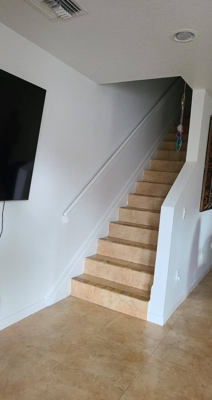 Building Photo - 2338 Sunset Dr