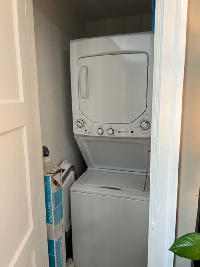 Building Photo - 208 N Lewis St