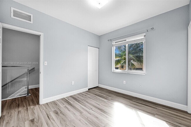 Building Photo - 640 SE 1st St