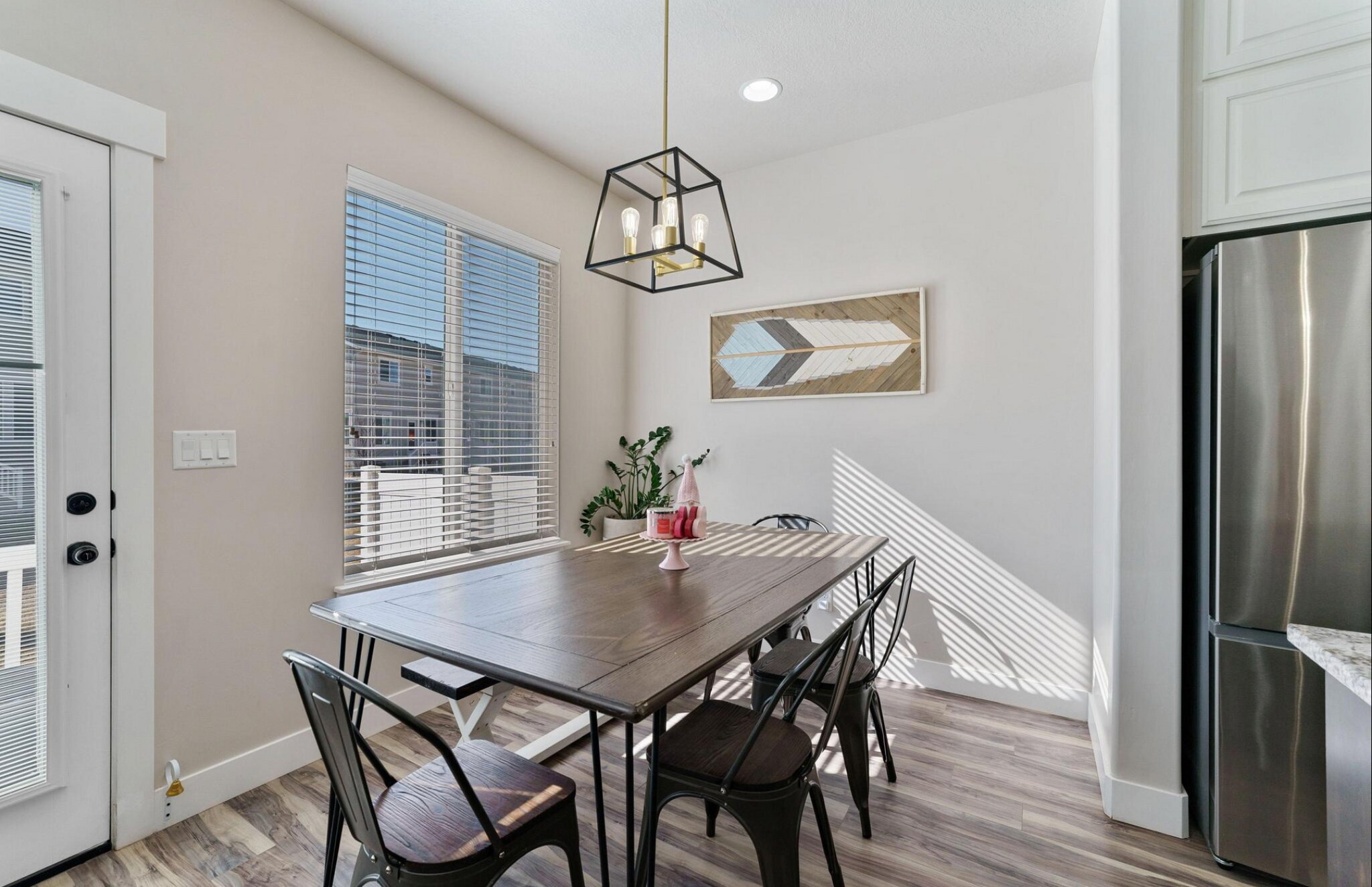 Building Photo - 203 W Silver Springs Dr