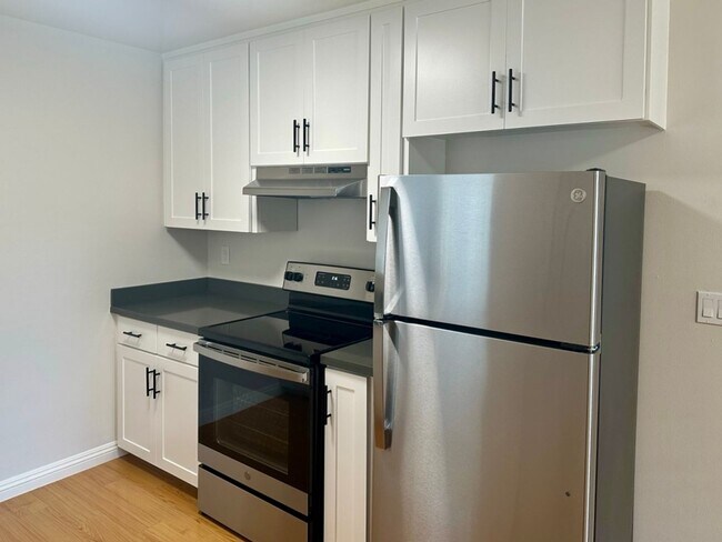 Building Photo - Spacious 2 Bedroom a Bath Upstairs Apartme...