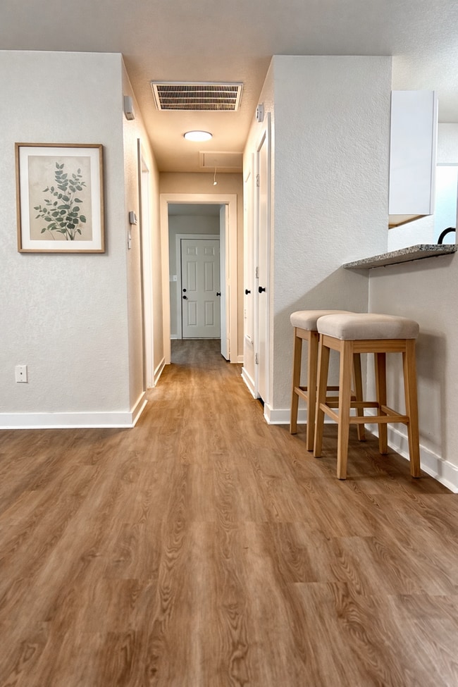 Building Photo - Charming Remodeled Duplex - Move- in READY!