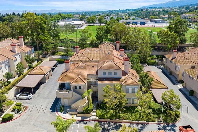 Building Photo - Luxury 2 Bed/2 Bath Condo Home In The Desi...