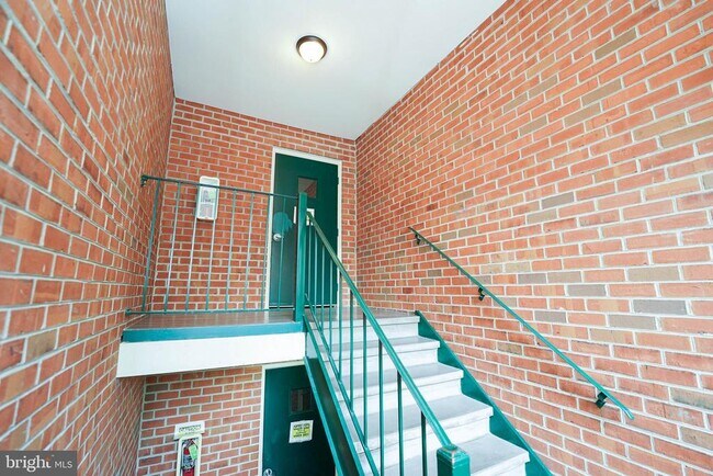 Building Photo - 802 College Ln