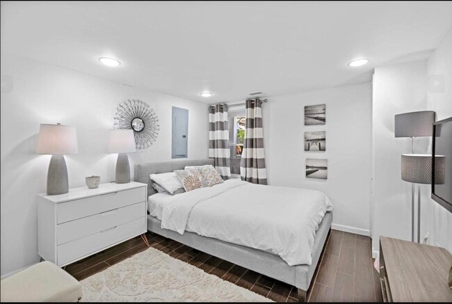 Building Photo - 327 7th St