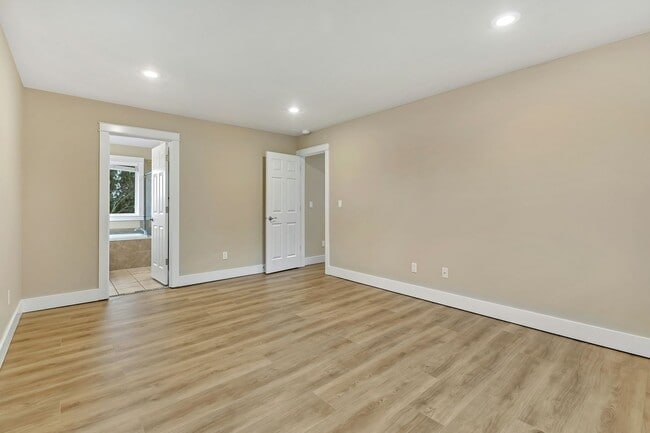 Building Photo - 729 Prospect Ave N