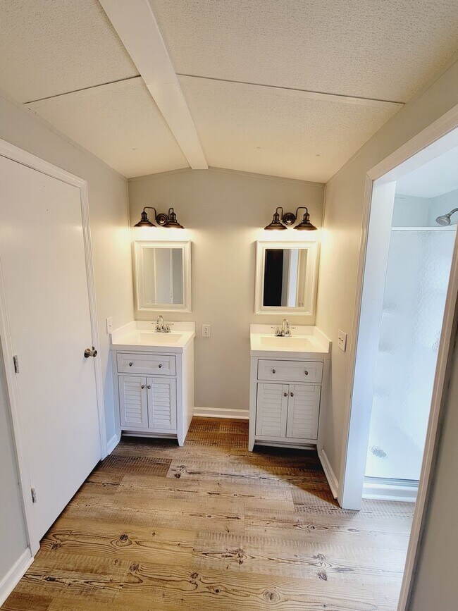 Building Photo - LELAND - Hickory Hollow - 2 Bedroom Mobile...