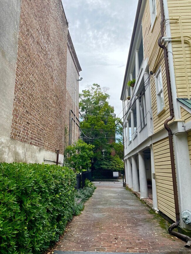 Building Photo - Charming fully furnished one bedroom condo in Ansonborough