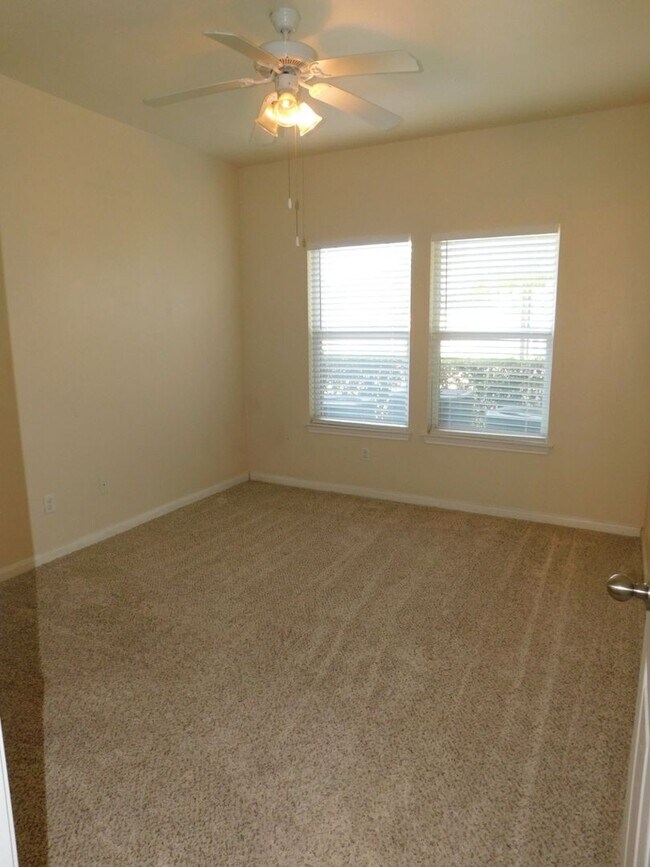 Building Photo - Edgecreek Condo for Lease