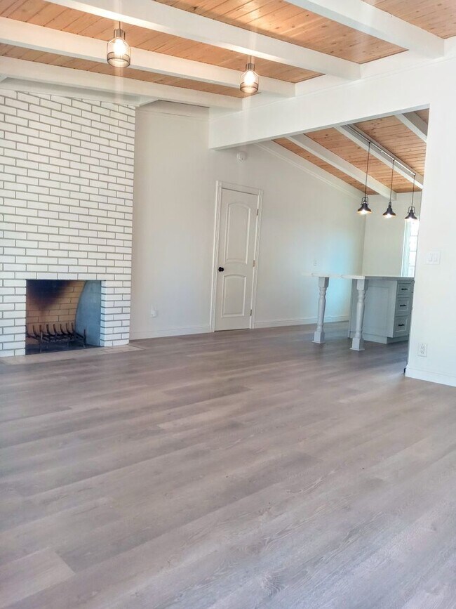 Building Photo - Beautifully Remodeled 2bd Single Story Hou...