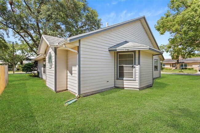 Building Photo - 5116 Plantation Dr