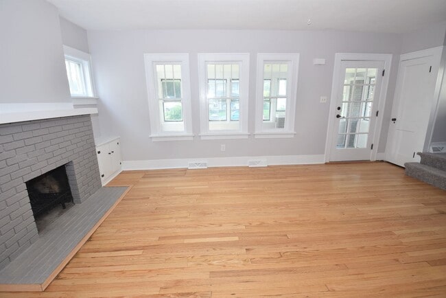 Building Photo - Near Notre Dame  2 Story 3 bedroom with 2 car garage