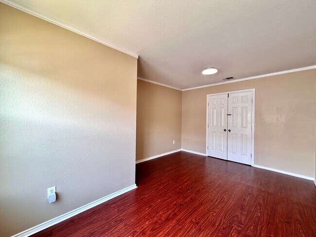 Building Photo - Spacious 4/BR 2.5/BA Home with Large Fence...