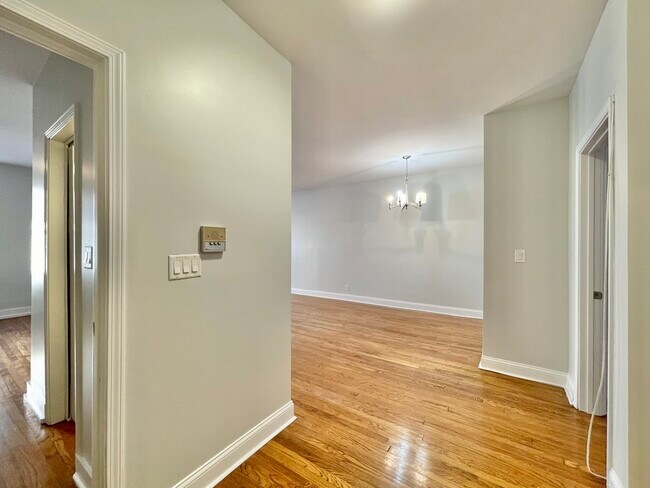 Building Photo - 5461 S Everett Ave