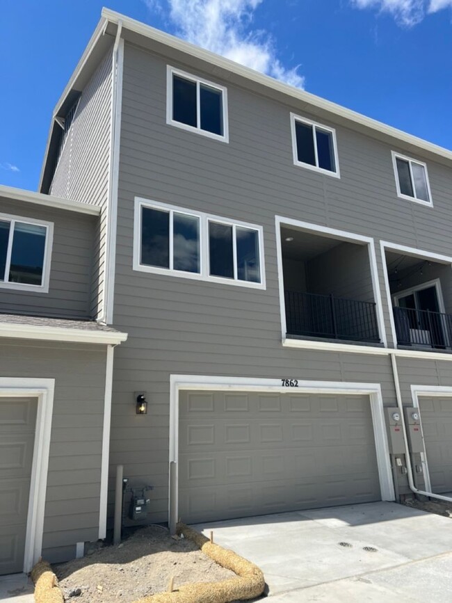 Building Photo - Immaculate Townhome Close to Woodmen and P...