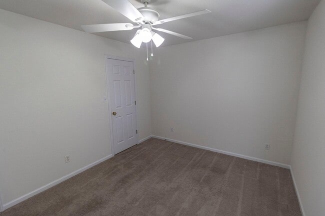 Building Photo - 3324 E St Charles Rd