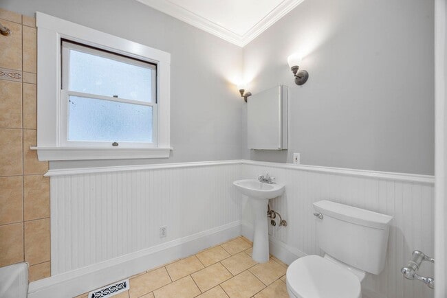 Building Photo - Sun Soaked 2 bedroom 1 bath unit off Piedm...