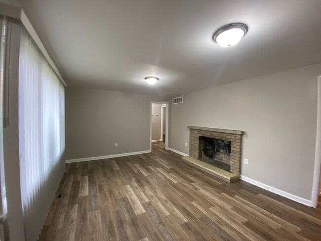 Building Photo - 571 Grayton Rd