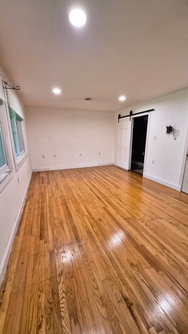Building Photo - 4211 Sunbeam Ave