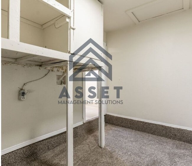 Building Photo - 1216 McGregor Dr