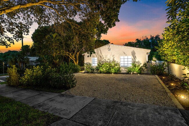 Building Photo - 2330 Lake Ave