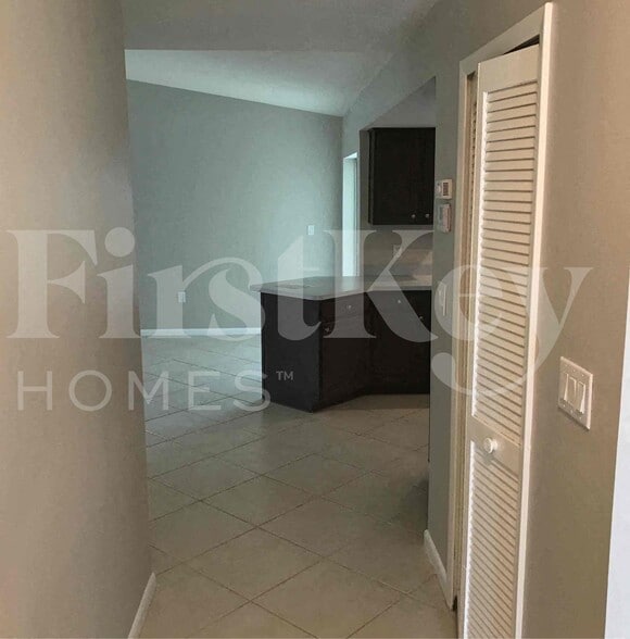 Building Photo - 904 SE 34th Terrace