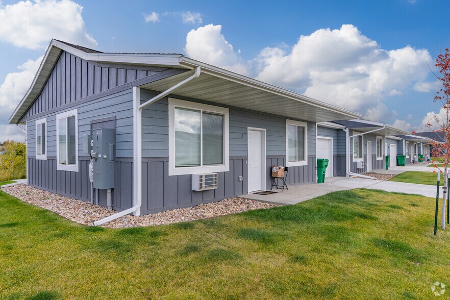Covered patio - Jayhawks Patio Home Apartments