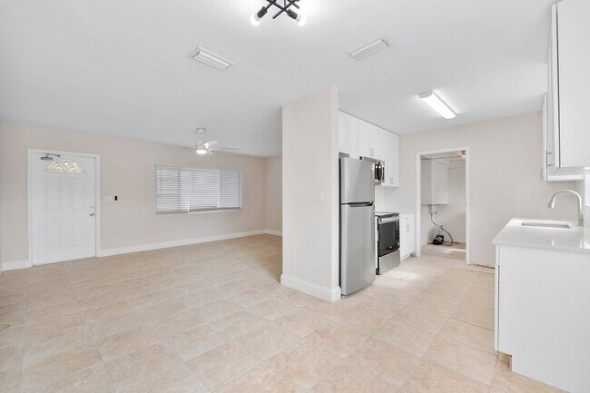 Building Photo - Spacious 3BD/2BA Home