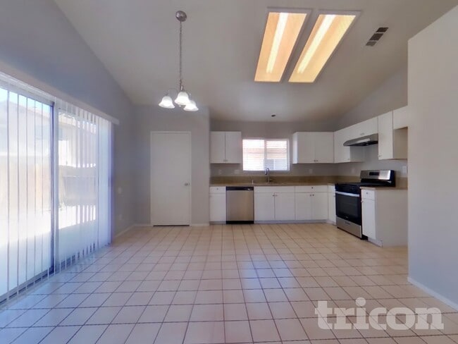 Building Photo - 14806 Rosemary Dr