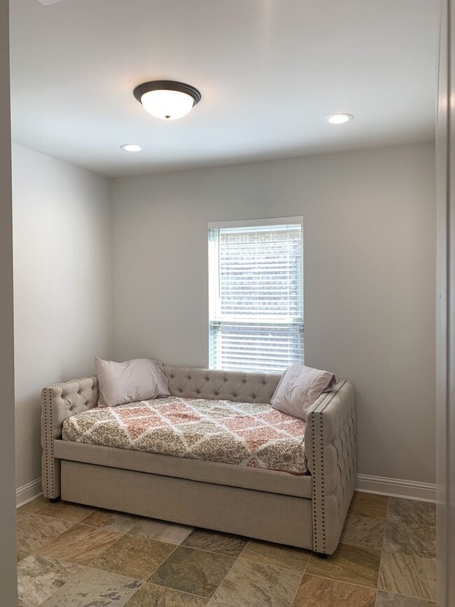 Building Photo - Beautiful 4 Bedroom 2.5 Bath Available for...