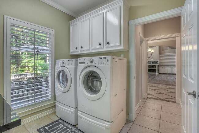 Building Photo - 10819 Lake Windcrest Blvd