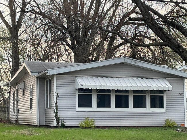 Building Photo - 2148 N Graceland Ave