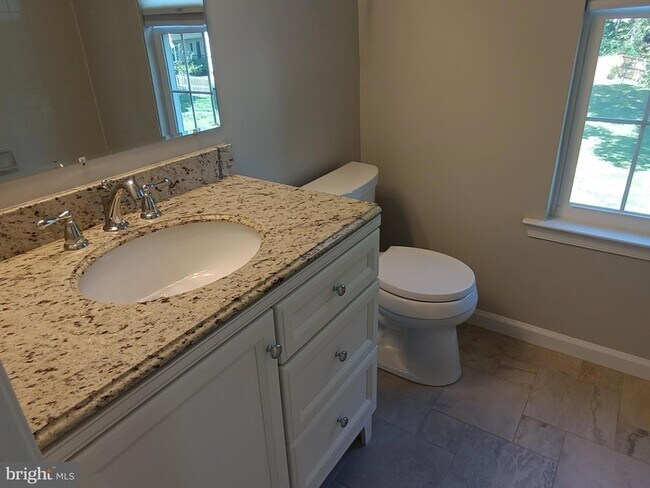 Building Photo - 345 Silver Ridge Dr