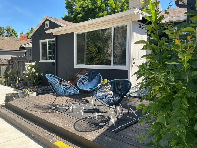 Building Photo - Charming 2 Bedroom Home with Studio/Office...