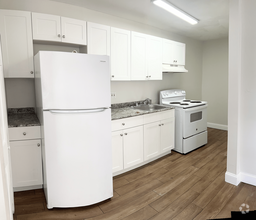 Building Photo - NEWLY RENOVATED SINGLE LEVEL 3 BEDROOM UNI...