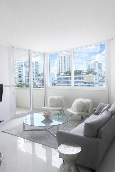 Building Photo - 300 S Pointe Dr
