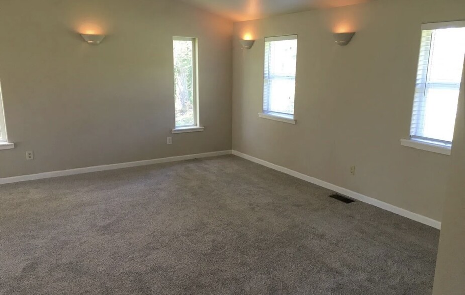 Primary bedroom - 919 E McLeod Rd